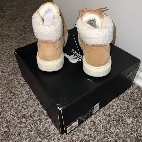 UGG Classic Short: Timeless Warmth for Every Step - Picture 3 of 7